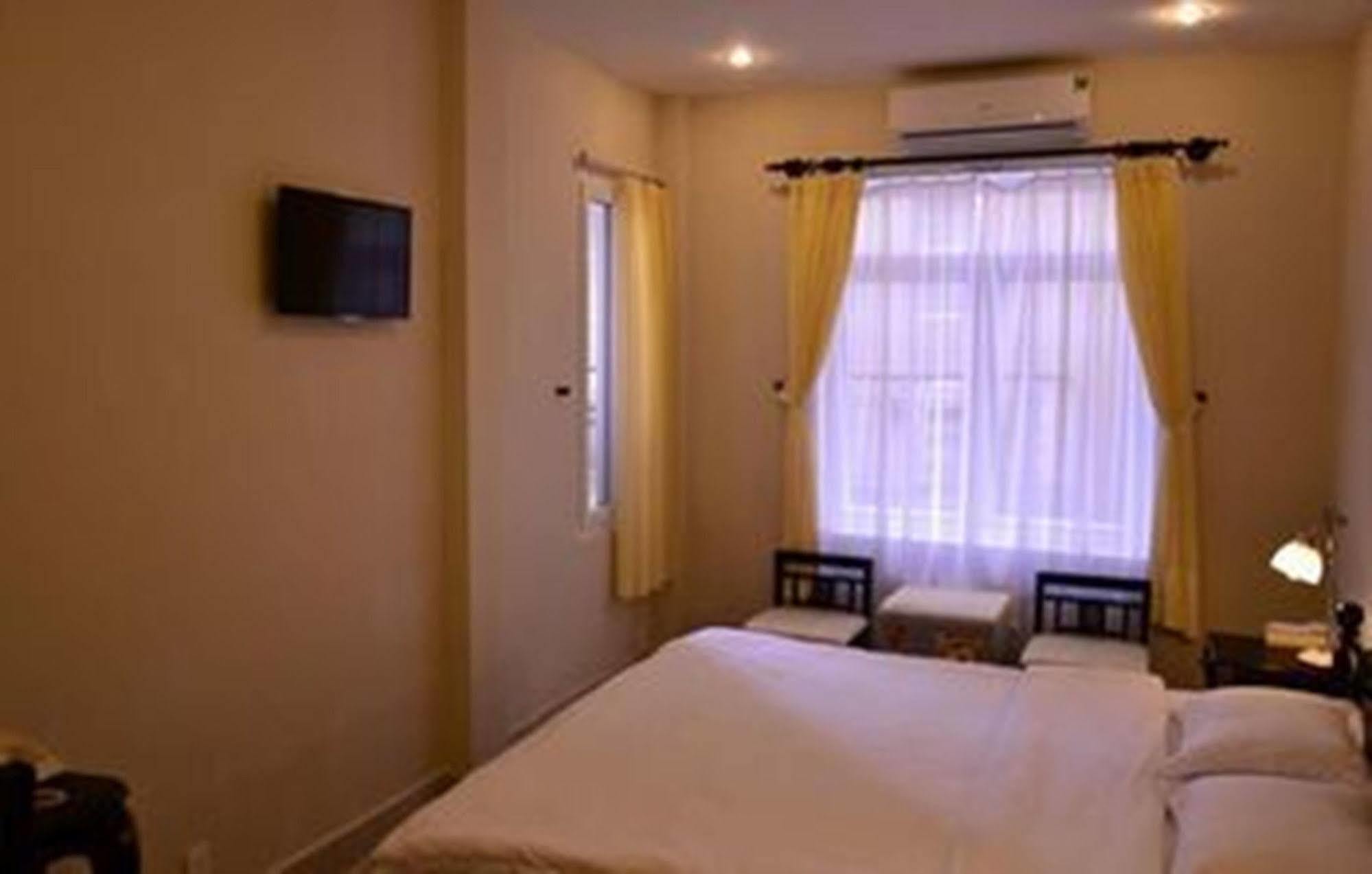 Hue Nino Hotel Exterior photo